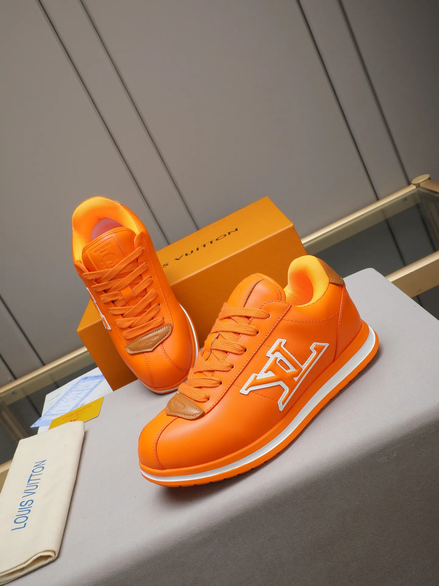 PP560 LV Louis Vuitton L Jialu Brand Runner Tatic Series Thick-soled Casual Sports Shoes Running Shoes Original purchase, development and production This LV Runner Tatic sports shoe combines technical materials such as mesh fabric and ribbons to interpret the inspiration of traditional mountaineering shoes. LV letters are written on one side, the lariat buckle of the quick lacing system is embellished with Monogram flowers and Louis Vuitton logos, and the light and wear-resistant rubber outsole completes the whole. ▪️Fabric: Original imported cowhide + mesh ▪️Inner lining: Original customized breathable mesh ▪️Sole: Original open-molded anti-slip rubber combination material ▪️Size: Men's 38-44 (customized for 45 and 46)